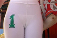 妹子你的紧身裤真性感，里面的T裤更性感