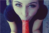 邪恶图片：吃个冰棒眼神不用那么深情！