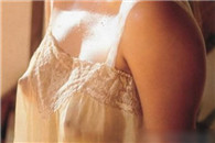 漂亮妹子可怜兮兮的样子，哥感到很心疼