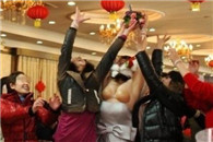 新娘一次难忘的抛花经历!马赛克君 你打到哪里去了?