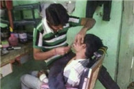 骚年不就刮个胡须嘛！能有点节操吗？