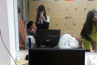 亮点图：妹子 有点痒哇 找个没人的地方挠行吗？