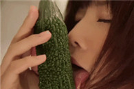 邪恶动态图第128期：妹子都放弃黄瓜选择苦瓜了！