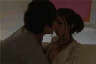 美女动态图片：摘豆角丝也装嫩！