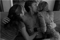 动漫美女邪恶动态图:夏天在学校要学会往地上掉东西！