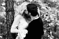 邪恶gif动态图片:老婆搞不懂钓鱼真那么有趣吗？