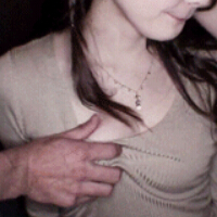 李毅吧很黄动态图：女友喝醉轮流灌满小穴