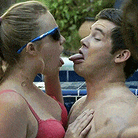 最邪恶的接吻方法，大庭广众这样真的好吗？