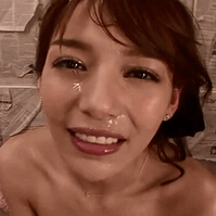 邪恶动态图：色色的样子被姐姐看到了