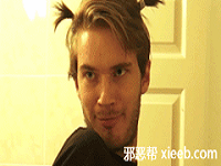 美女被两个猛男强行摸胸 穿着透明水手服