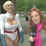 邪恶动态图：街头遇见波霸女超人