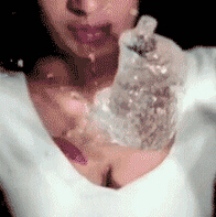 潮吹GIF图：真人美女被虐吸奶图片