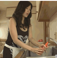 邪恶动态图片第八期：熟女爱玩胡萝卜