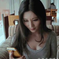 邪恶动态图：妹子最爱玩微信摇一摇