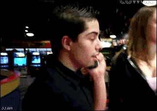 邪恶动态图片:打电话偶遇大咪咪