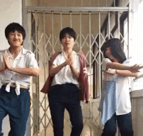  女生在洗澡时站着撒尿：各种二逼青年学生搞笑图片笑死人合集