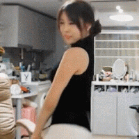 沦i跟兄弟一起搞我女朋友GIF动态图：翘臀后进撸管图