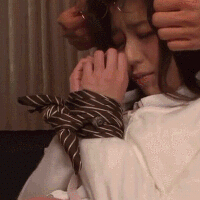 动漫邪恶被傉动态图：他把我按到沙发上强吻