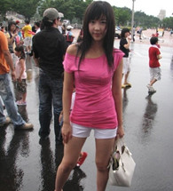 美女周围有多个亮点你能找到吗？