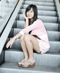 养眼图片 美女在扶梯无人时自拍！