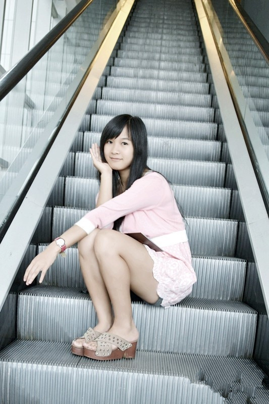 养眼图片 美女在扶梯无人时自拍！.jpg