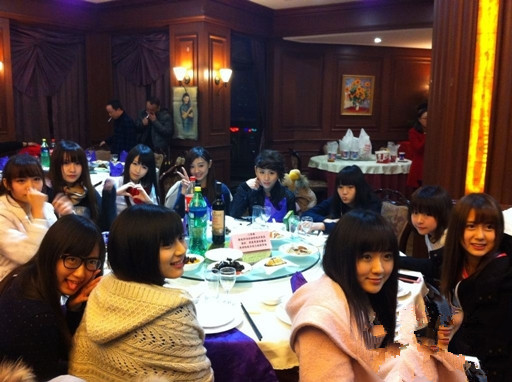 养眼美女：坐在这一桌吃饭 感觉胃口都会好很多.jpg