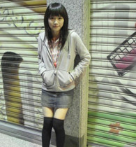 知道为什么女生都这样 上半身穿棉袄 下半身穿丝袜?