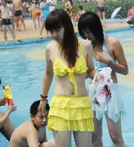 沙滩美女沙滩上寻见内涵图。