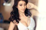 养眼图片：养眼美女白色睡衣风骚诱惑。