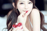 养眼图片：白富美大而美的胸脯 甜美的笑脸！