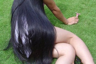 绿草坪 上的长发美女 真的好美。