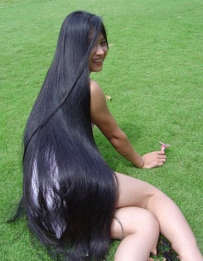 绿草坪 上的长发美女 真的好美。.jpg