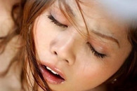 看女生的表情 感觉很疼 应该不是疼是爽歪了。