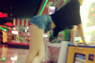 有如此翘的店员 生意肯定火爆。