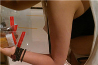 大胆偷拍商场里的姐妹花 真是丑人多作怪 真心亮瞎了