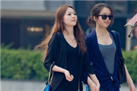 独家街拍：长得很漂亮的女白领 看美女福利。