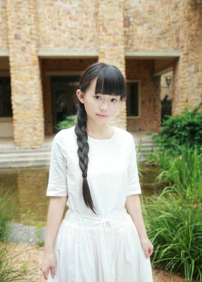 清纯麻花辫稚嫩少女阳光靓丽元气十足