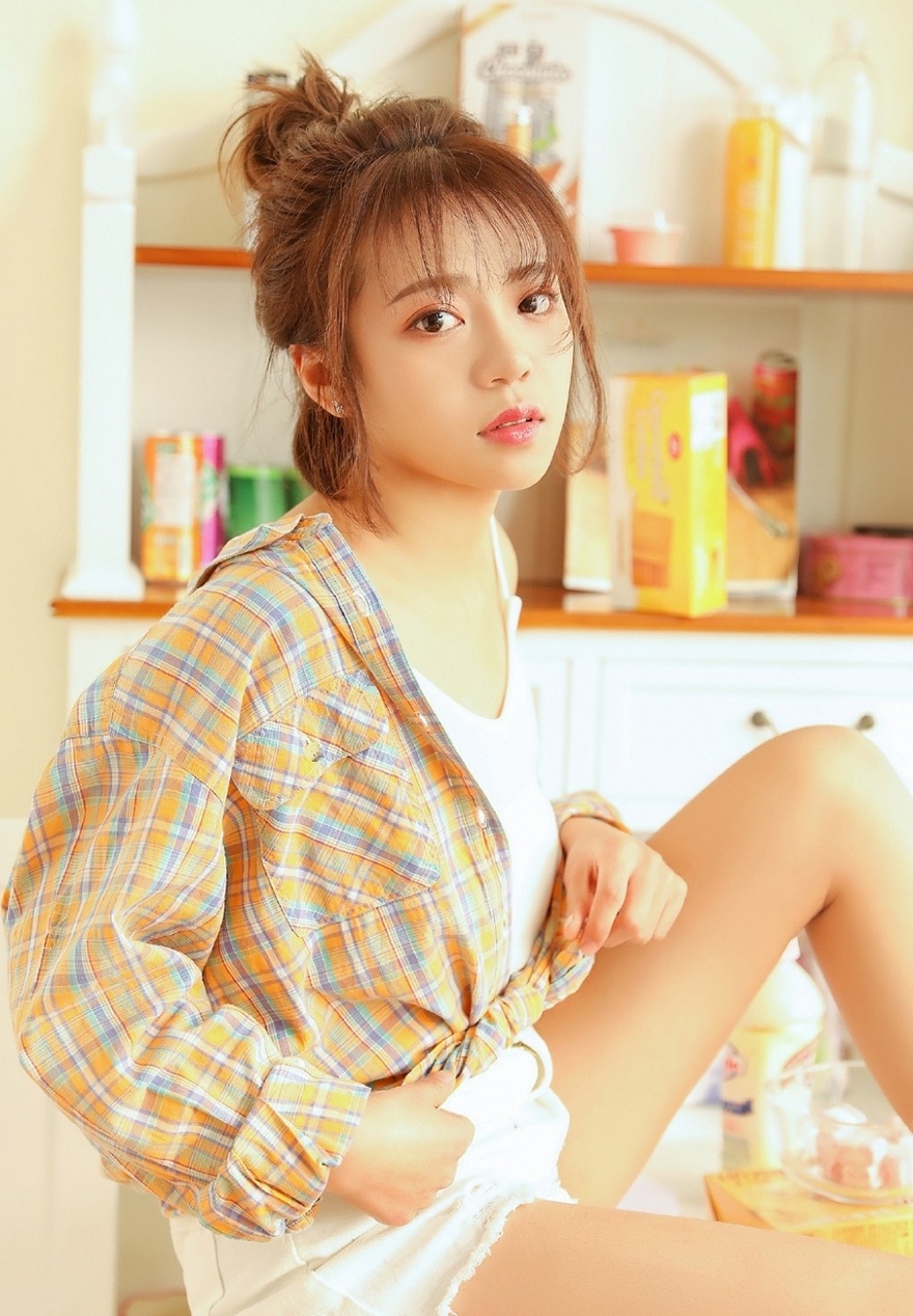 丸子头邻家美少女热裤大长腿房内惬意写真