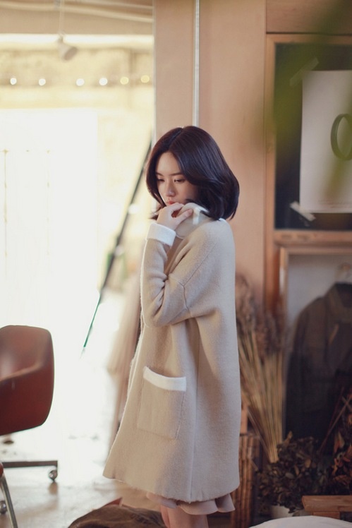 气质短发美女柔情似水室内唯美写真图片