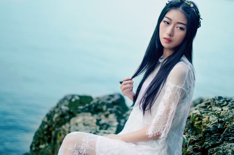 网红女神海边白色长裙秀丽脱俗写真图片