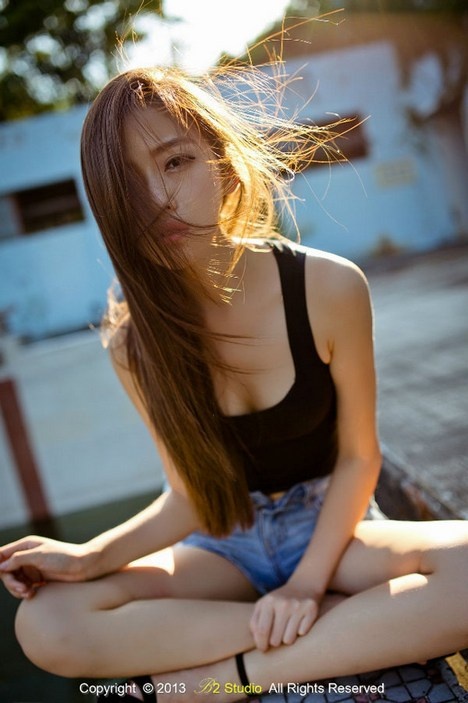 性感长腿美女牛仔热裤个性不羁写真图片