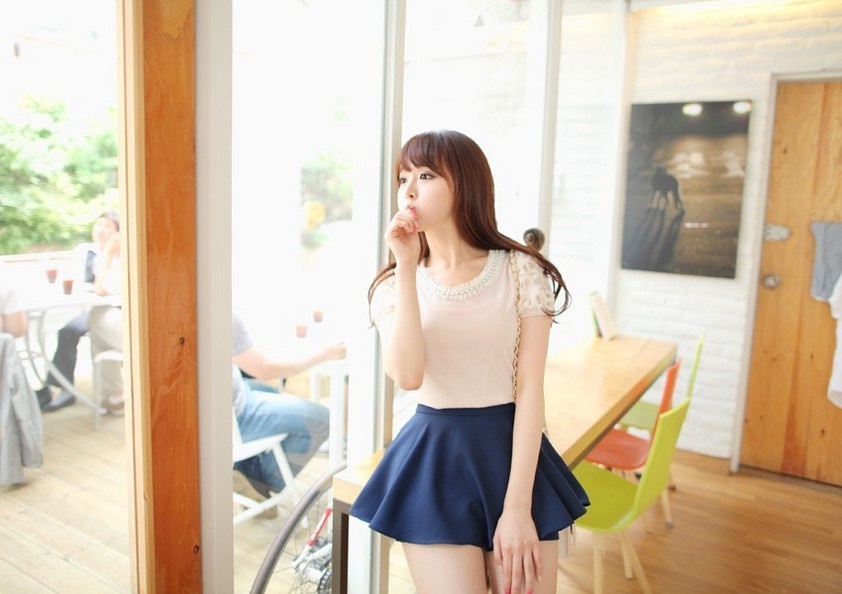 韩国气质美女模特金信英白皙高跟美腿性感写真图片