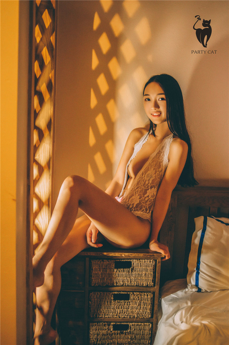 PartyCat轰趴猫 美乳美女香艳白色蕾丝情趣内衣魅惑写真图片