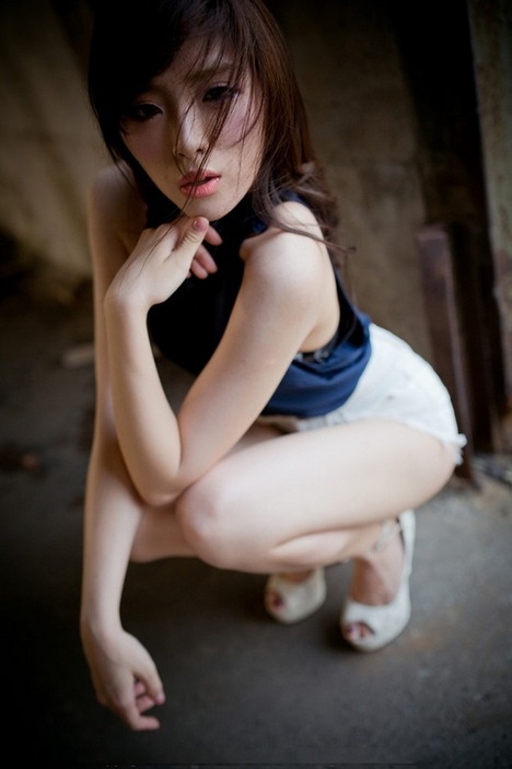 白皙光滑长腿美女娇柔可人厂房废墟写真图片