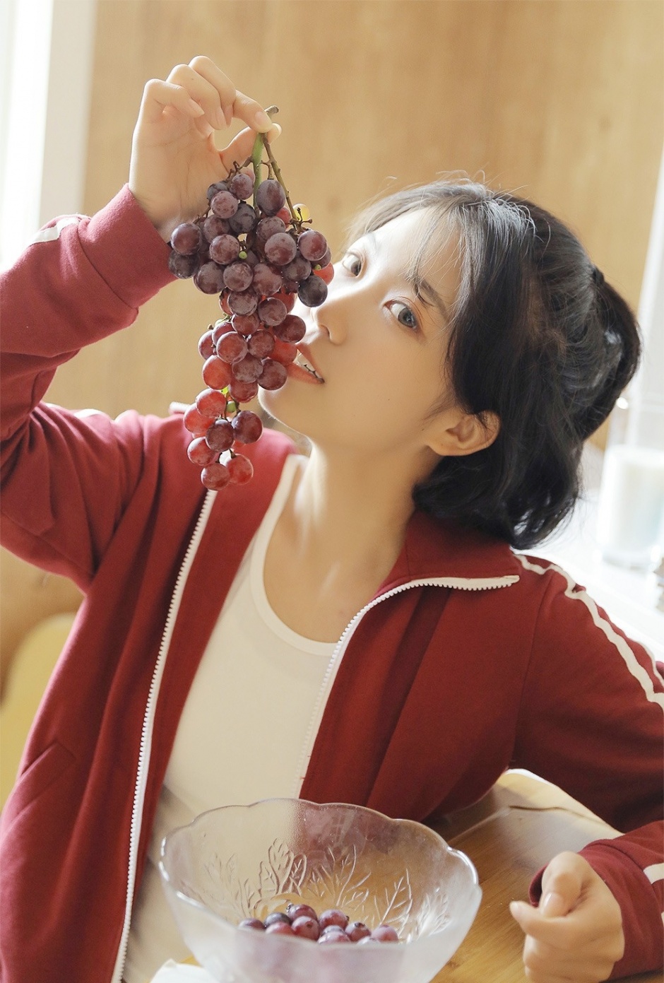 运动服少女吊带背心性感酥胸美腿写真图片