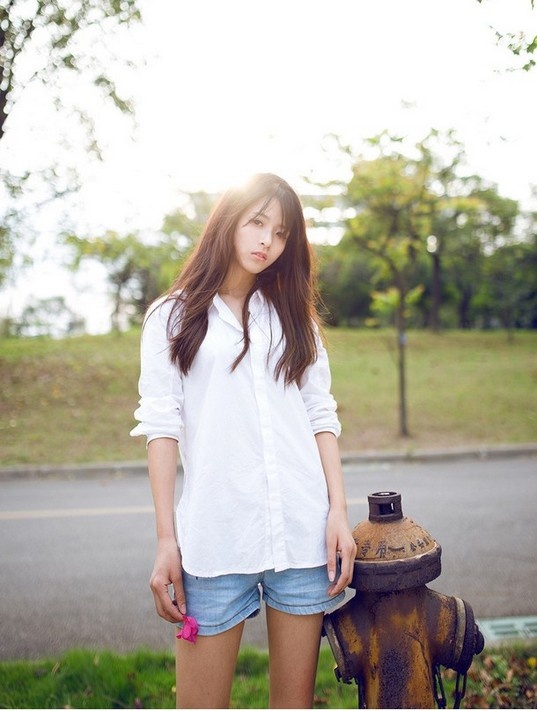 阳光白衬衫美女凌乱秀发性感撩人写真图片