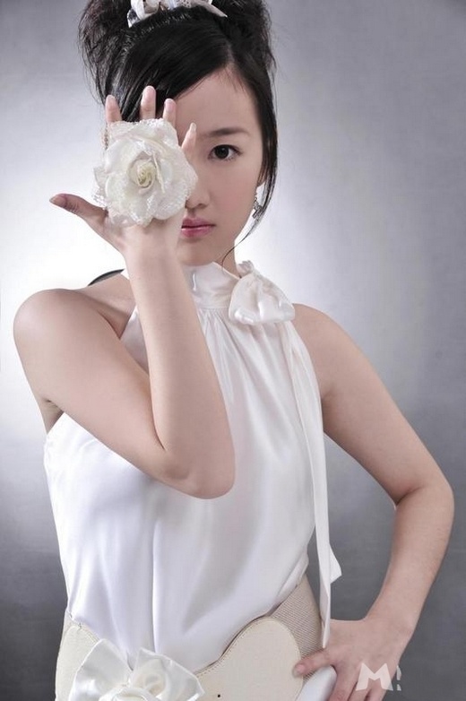 俏皮可人清纯90后美女刘美含艺术照