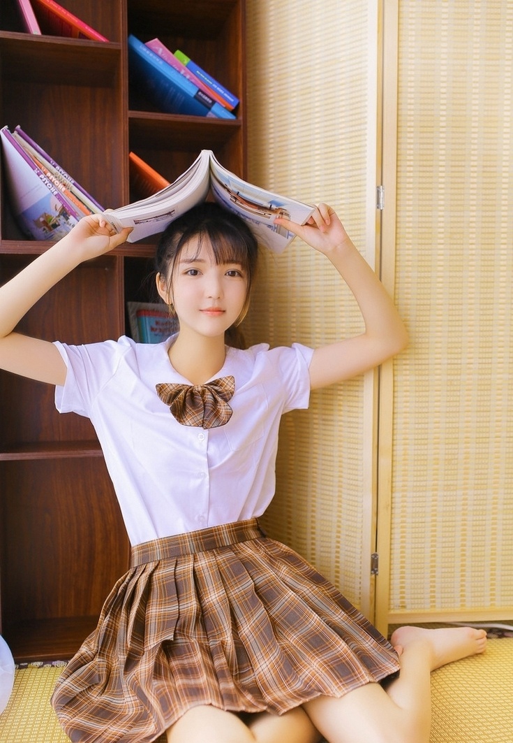 清新甜美清纯学生妹短裙美腿写真图片