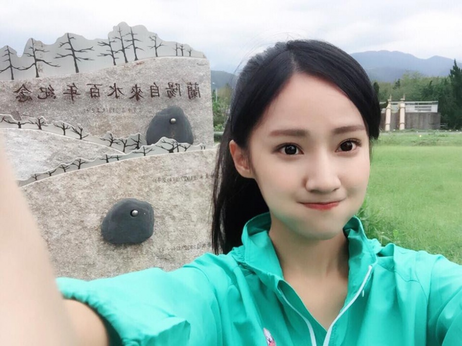 治愈系美女安婕希(陈奕安)甜笑迷人户外写真图片