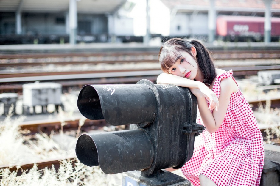 00后清纯刘海美女粉红格子裙火车铁轨写真图片